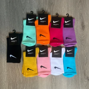 10-pack Nike strumpor. Välj färger fritt! - 10-pack Nike strumpor. Skriv önskade färger eller nummer (enligt bild2.) efter lagd order.                                      Välj fritt bland 9st olika färger , finns i svart, mintgrön, orange, ceriserosa, lila, gul, ljusrosa, vit och blå. Klassisk Swoosh-logga på sidan. Perfekta för att addera färg till din outfit och funkar lika bra till sneakers som till träning.