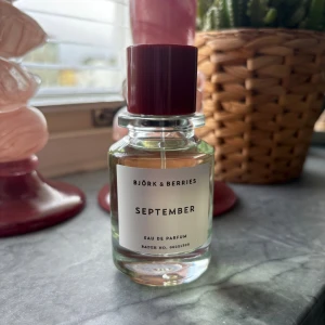 Björk & Berries September EdP - Upptäck September från Björk & Berries – en Eau de Parfum med stilren design. Perfekt för dig som vill ha något unikt i parfymhyllan. Batchnummer syns på flaskan. Volym och ingredienser framgår ej. 50ml. Se bild hur mycket som använts 