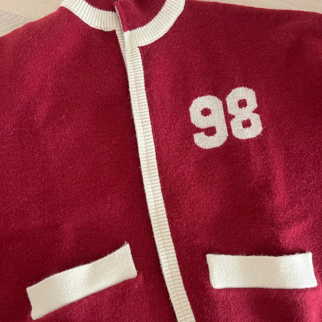 Röd kofta/jacka med dragkedja från Edikted - 3