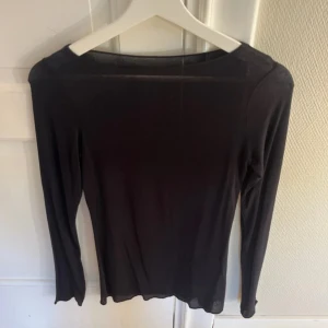 Trendiga intimissimi tröjan - Säljer den trendiga intimissimi tunna långärmade, använd en gång. 