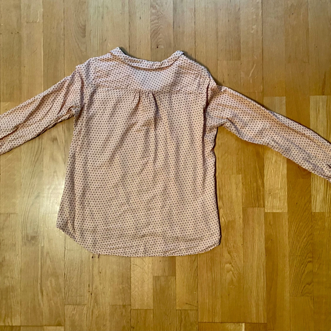 En långärmad prickig blus från Promod i storlek M - 1