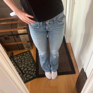 Bootcut jeans Gina  - Snygga ljusblå jeans från Gina Young. De är i storlek 164. De har en slitning/hål på baksidan, se bild 3. Annars är de i fint skick. Jeansen är lågmidjade