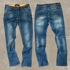 Jeans ifrån Black Premium - Tjena, nu säljer jag ett par riktigt snygga jeans ifrån Black Premium. Jeansen har snygga slitningar och coola röda sömmar. Jeansen är i modellen slimfit och i ett riktigt bra skick. Priset går att diskuteras. Om du har några frågor eller funderingar är det bara att höra av sig! :)