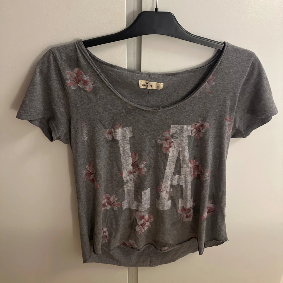 Grå blommig topp från Hollister - 1