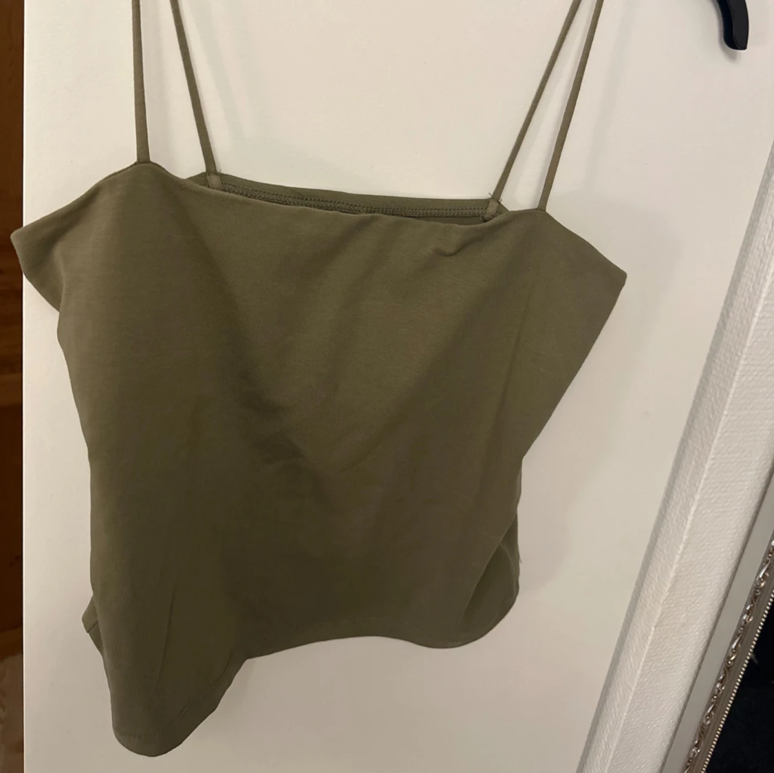 Olivgrön linnetopp med smala axelband - 1