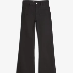 Svarta wide jeans  - Svarta jeans från Bikbok modell Camille, mid midja och breda ben. Byxorna har raka, vida ben och stora fickor både fram och bak.  Perfekta för en trendig och avslappnad look. Helt nya 