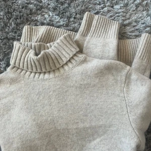 Polotröja  - Säljer en stilren beige polotröja från Bläck! Storlek M men passar även S!🤎