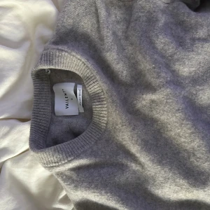 Grå stickad tröja från Vaillent - En stilren grå stickad tröja från Vaillent med rund halsringning och ribbade muddar. Perfekt för lager-på-lager och enkel att matcha med allt. Mjuk och skön känsla, passar dig som gillar en klassisk look.