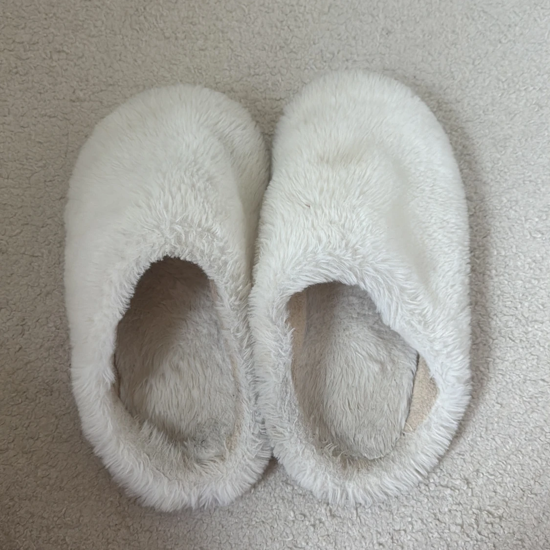 Vita fluffiga tofflor