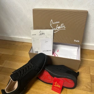 Christian Louboutin Junior - Säljer mina Christian Louboutin på grund av de passar inte min stil. Har bara använt de 2 gånger, skick 9/10, finns inga fel eller problem på skorna. Boxen, kvitto och allt finns. Pris kan diskuteras.