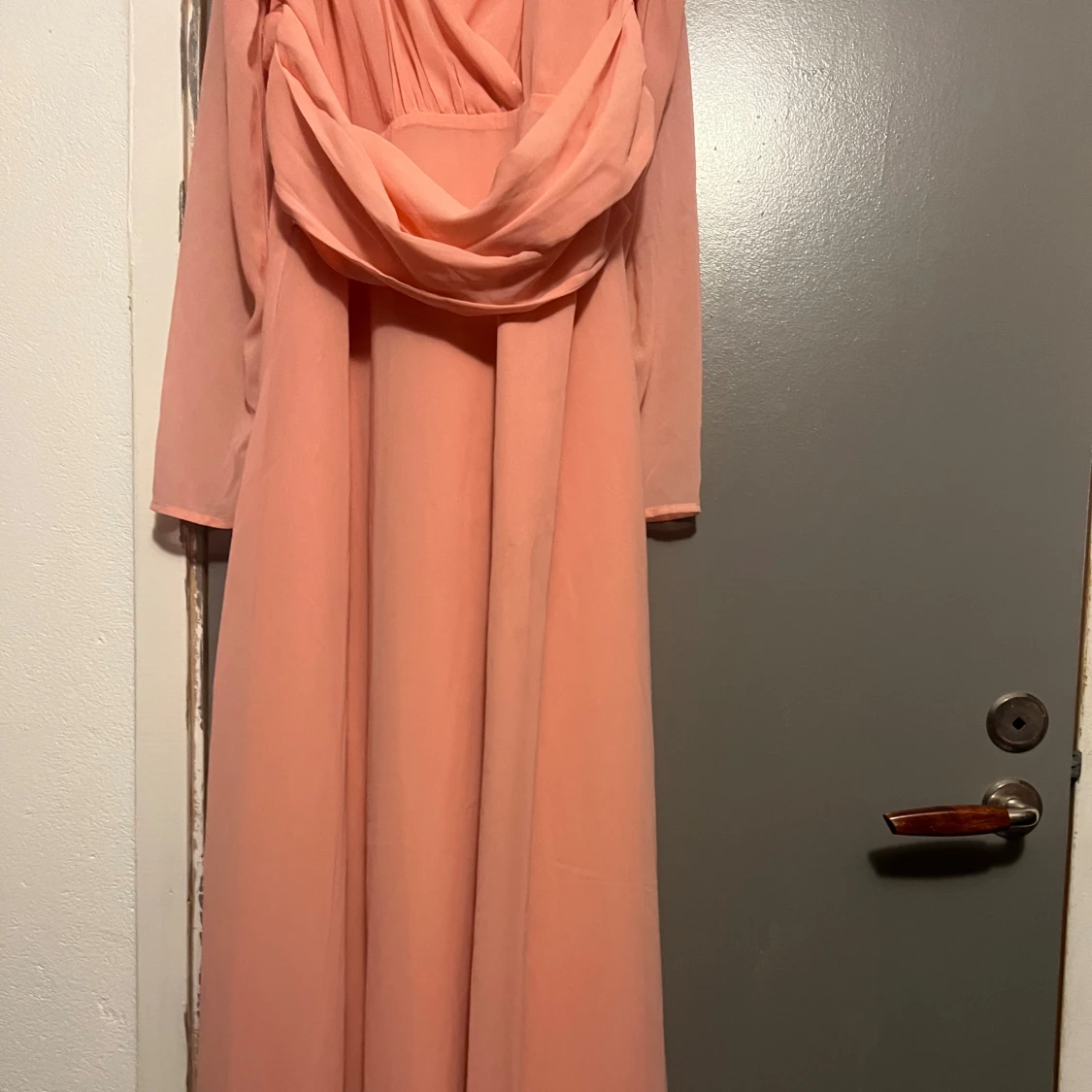 Ljusrosa långklänning med knappar - 1