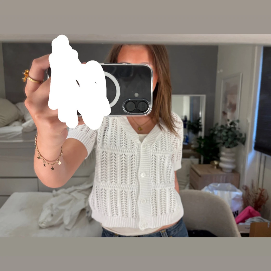 Vit stickad kortärmad kofta med knappar