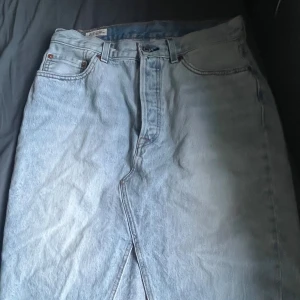Ljusblå lång jeanskjol från Levi's - Säljer en ljusblå jeanskjol från Levi's. Stl 29 skriv privat för fler bilder på kjolen. 🩵