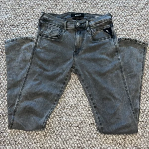 Grå Replay Jeans - Säljer ett par Replay jeans, av modellen Anbass. Byxorna är i storlek 28/32 - och passar då någon som är allt från 170 till ungefär 180 centimeter lång. Jeansen har en väldigt fin grå tvätt, och passar bra till många stilar! Jeansen är i perfekt skick utan skador. Kontakta mig jättegärna för flera frågor eller bilder!🙈
