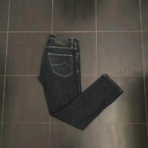 Jacob cohen jeans - Snygga mörkblå Jacob cohens i storlek 31. Sjukt snygga och sköna. Nypris på dessa ligger på 5799. Fundera inte på att fråga om du har någon fundering!😄