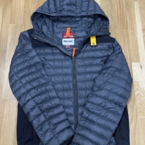 Parajumpers Pro Light jacka  - Säljer min parajumper jacka som jag använt ett par   Gånger och inte har någon användning av . Nypris 5000kr. Pris kan diskuteras.