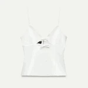 Vit slutsåld Zara topp💞💞 - Slutsåld topp/linne från Zara, med två rosetter i mitten🥹 as snygg!! 