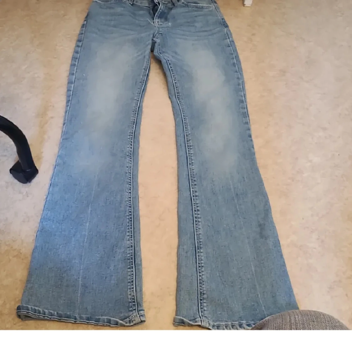 Blå bootcut jeans från Lindex