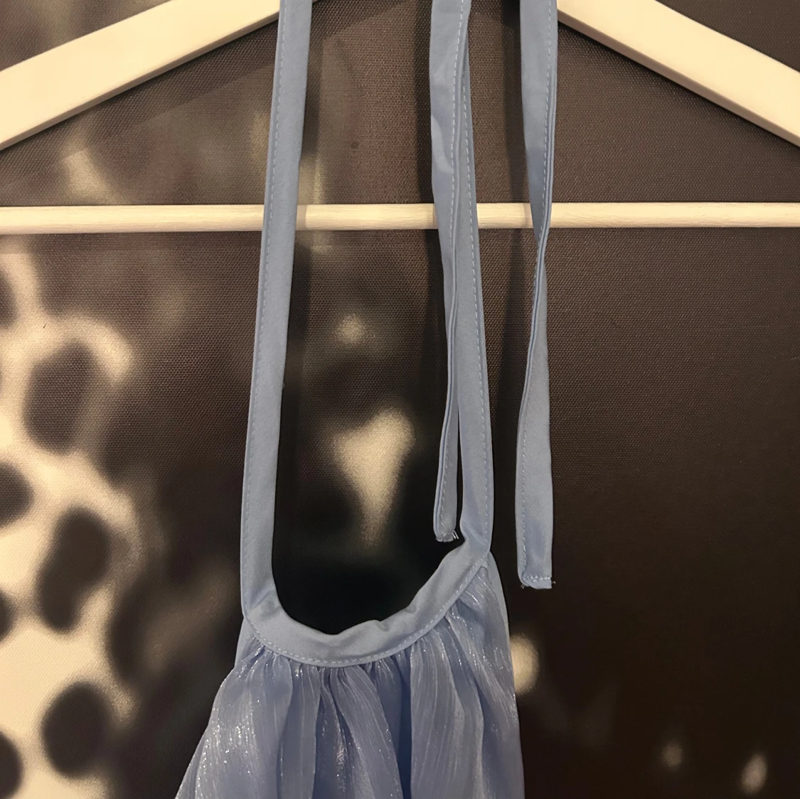 Ljusblå volangklänning med knytband & öppen rygg  - 3