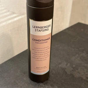 Lernberger Stafsing Conditioner 200ml - Fuktgivande balsam från Lernberger Stafsing i en stilren svart och beige flaska på 200 ml. Innehåller broccoliolja, acaciacollagen och veganskt keratin för att ge håret fukt och glans. Passar alla hårtyper och är vegansk.