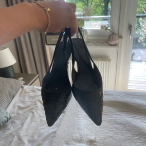 Svarta pumps med spetsig tå - Snygga svarta pumps från H&M med spetsig tå och låg klack.