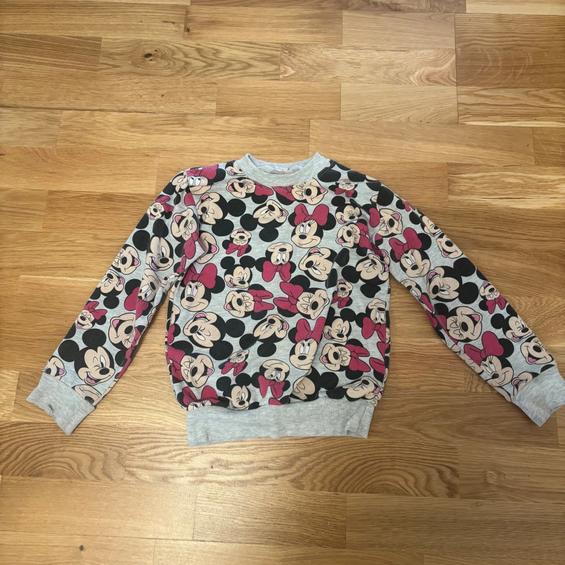 Grå Disneytröja med Minnie & Mickey - 1