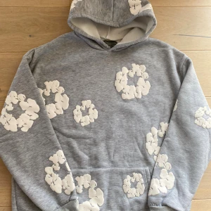 Denim Tears Hoodie - Helt ny. Kan även passa som M eftersom det är en baggy fit