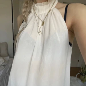 Vit topp - Säljer denna fina toppen från Zara! 🤍 köpt för 399kr