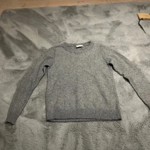 Grå stickad tröja från VILA XS - Mysig grå stickad tröja från VILA i storlek XS. 