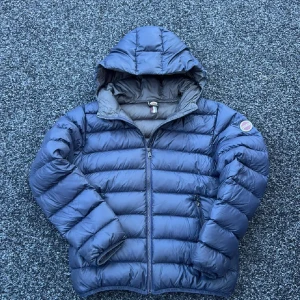 Blå jacka från Colmar - Säljer denna feta oanvända colmar jacka. Den håller sig varm och är sjukt snygg. Storleken är M men passar även S. Den har en blå snygg samt unik färg som sticker ut bland andra jackor