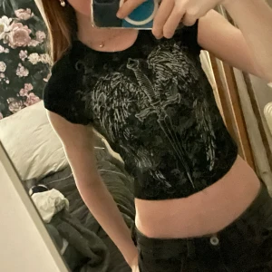 alt baby tee - asgullig crop top, går nog lätt att sy ner med svart tyg om man föredrar längre toppar!! skriv för prisförslag eller fler bilder 🫶