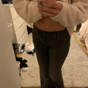 Levis svarta bootcut jeans - Säljer ett par svarta Levis jeans med bootcut passform. Jeansen har klassisk femficksdesign, låg midja och är tillverkade i mjukt jeanstyg. Snygg tvätt med diskreta slitningar och Levis ikoniska läderpatch baktill.