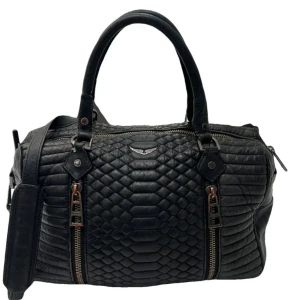 Quiltad Zadig & Voltaire Sunny bag  - Fin Zadig väska som är quiltad i svart läder ❤️Den heter Sunny Bag och är i den största modellen. Den har ett litet hål i sig på botten därav priset. Nypris låg omkring 6000kr. Perfekt att använda till skolan eller till en snygg outfit. 