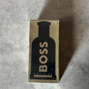 Boss Bottled Absolu Parfym 100ml - Boss Bottled Absolu - 100ml.Perfekt för dig som vill sticka ut med stil. Godkänner inte lägre pris!