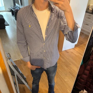 Ralph Lauren skjorta  - | nu säljer jag en riktigt fräsch skjorta ifrån Ralph Lauren | storlek: S | Skick: 9/10 | Den har en väldigt fräsch design med en guldig logga | Skriv till mig för fler frågor och bilder ;) | 