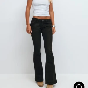 Svarta bootcut jeans från gina tricot - Inte min storlek därför ja säljer!