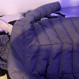 Svart pufferjacka från KWD XS - Säljer en svart pufferjacka från Kings Will Dream i storlek XS passar M med . Jackan har huva med svart fuskpäls, dragkedja och tryckknappar framtill samt broderad logga på bröstet. Fodrad och riktigt varm, perfekt för kalla dagar. Kan tänka mig att yra mitt nått med 