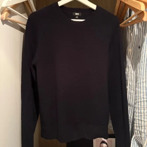 Stickad tröja - Mörkblå stickaf tröja från uniqlo. Storlek xs. Använd endast ett fåtal gånger