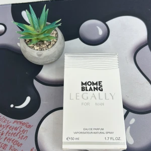 Legally For Man EdP 50ml - En Eau de Parfum för män i stilren design. Volym: 50 ml. Ingredienser: Alcohol Denat, Parfum (Fragrance), Aqua (Water), PEG-40 Hydrogenated Castor Oil. Perfekt för dig som vill sticka ut med en modern vibe.