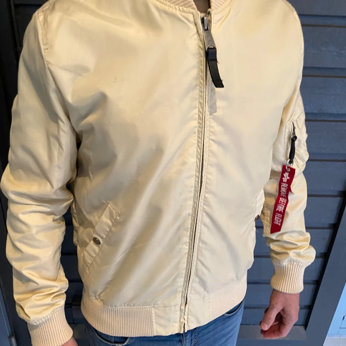 Beige bomberjacka från Alpha Industries - 2