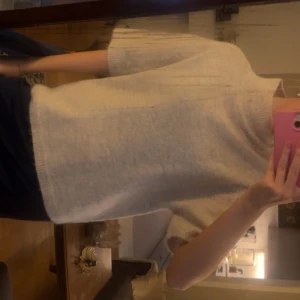 Ljusgrå stickad kortärmad tröja - Supermjuk beige stickad tröja med korta ärmar och hög hals. Slutsålt och oanvänd!