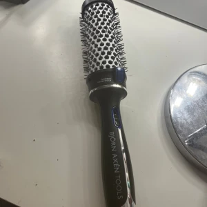 Björn Axén Tools Varmluftsborste - Professionell varmluftsborste från Björn Axén Tools med integrerat värmesystem. Perfekt för att styla och ge volym till håret. Fungerar utmärkt och levereras med lång sladd, i storlek 38 mm!💓💓