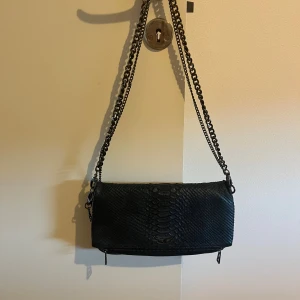 Äkta zadig & Voltaire väska  - Säljer min älskade zadig & Voltaire väska som är använd en del och att kedjan börjar tappa färg (därav priset) har även inget äkthets bevis då det var längesedan jag köpte den. Men kan garantera att den är äkta har dock med påsen den kom i dom hänger med väskan 