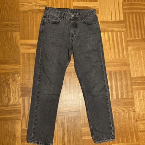 Grå raka jeans från Zara - Snygga grå jeans från Zara med raka ben. Jeansen har en mörkgrå tvätt och normal passform. Tillverkade i bomull och med diskret patch bak i midjan. Inga märkbara slitningar, som ny!