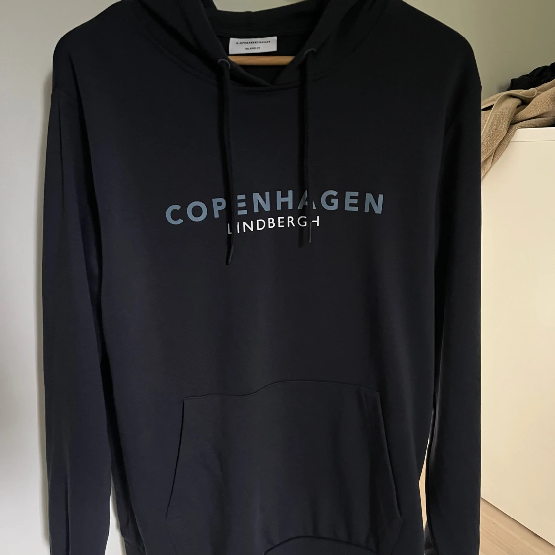 Mörkblå hoodie från Lindbergh