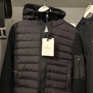 Moncler cardigan  - Helt Nytt skick, storlek M, hör av er vid minsta fundering😁 MÖTE I GBG=fet rabbat 