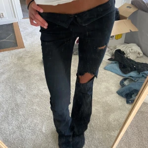 Svarta bootcut jeans med hål - Säljer dessa svarta bootcut jeans med hål från Only, dom har tappat knappen vid gylfen men är inget som man tänker på! Dom är lite korta på mig som är 170.  Skriv vid fler frågor! Pris kan diskuteras💞💞