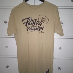 Beige t-shirt med tryck  - En beige enkel t-shirt med tryck på ( endast testade ) 