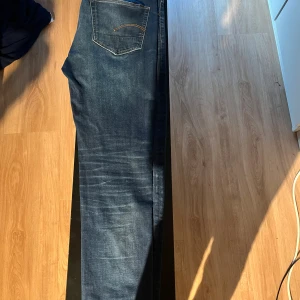 G-star  W32 L34 - Snygg G-star jeans i mörkblå tvätt med klassiska kontrastsömmar och femficksdesign. Modellen är slim och har en smal passform hela vägen ner. Tillverkade i stretchig denim för extra komfort. Perfekta för dig som gillar en modern och stilren look.#Grish #ladiback 