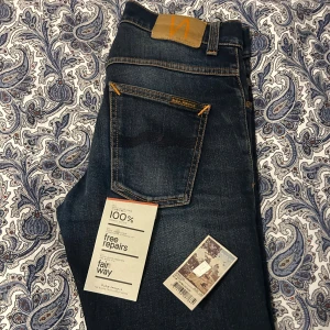 Nudie jeans  - Modell: grim trim strlk 30/30 mycket bra skick och väl omskötta! Färg ink navy , om jeansen blir slitna är det gratis att reparera i nudie butiker med deras garanti! Nypris 1400 Slim passform